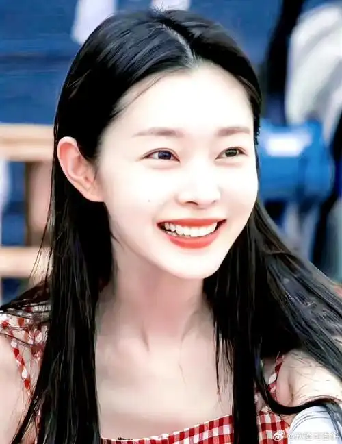 宋轶素颜吃早餐