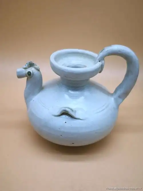 南定白釉点彩鸡首壶