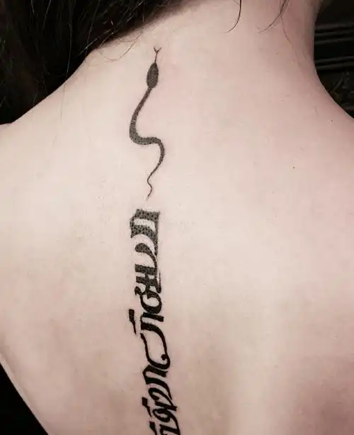 脊椎部梵文纹身图片个性独特