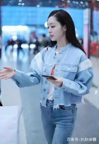 宋轶瘦成"纸片人",穿印花衣配运动裤秀身材,小蛮腰超抢镜