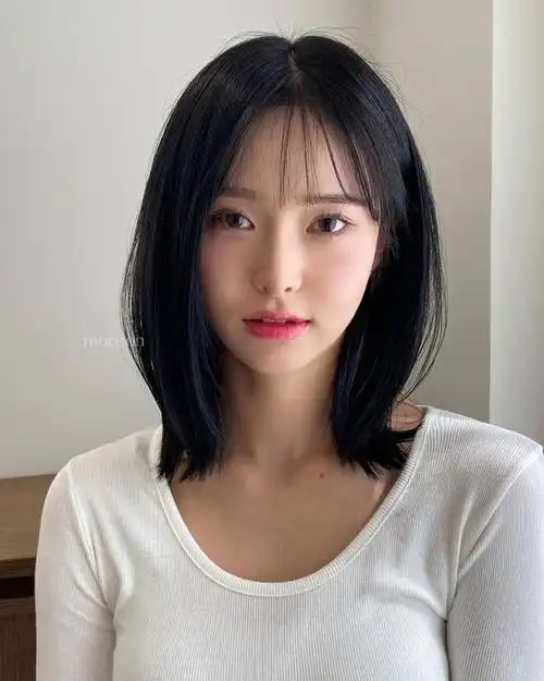 在本文中,我们将探讨四种热门发型:层次短碎发