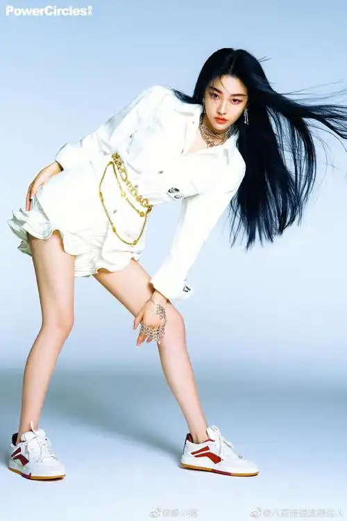 喻言黑白魔女大片,在暗夜中我也能看到这满屏大长腿