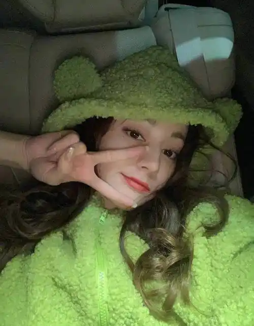 时隔近4个月,迪丽热巴终于营业晒出自拍,闭眼嘟嘴卖萌超可爱