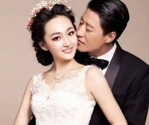 他被称荧屏硬汉,娶小13岁娇妻6年生三孩子,今44岁却沦为路人!