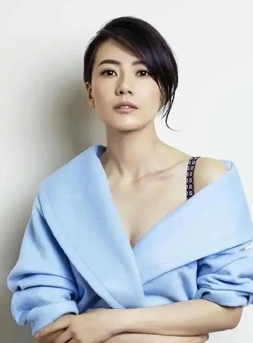 不愧是"国民女神"!44岁的高圆圆温柔优雅,又不缺乏性感!