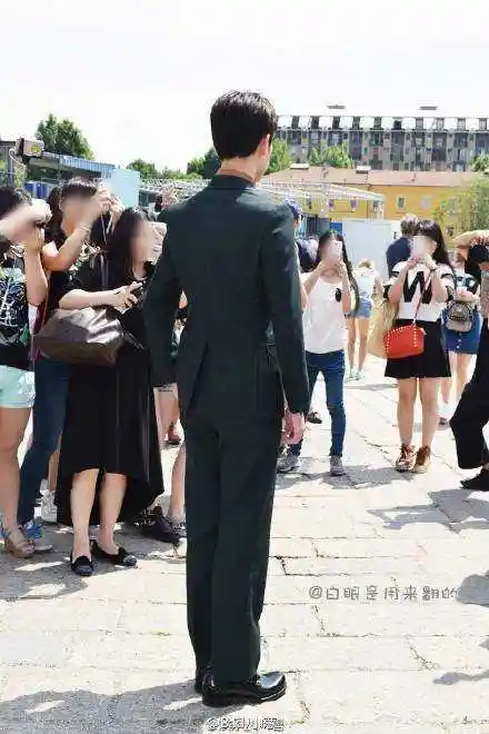 杨洋坐姿侧面的体态非常挺拔,没有常见的不良体态如:圆肩驼背.