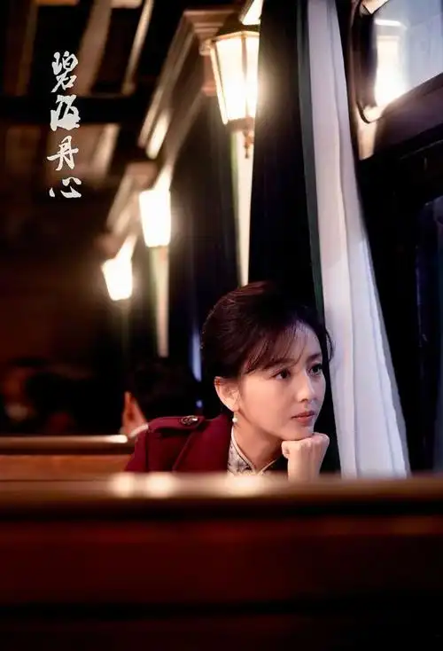 佟丽娅新剧造型曝光旗袍风衣全上阵上演民国时装秀