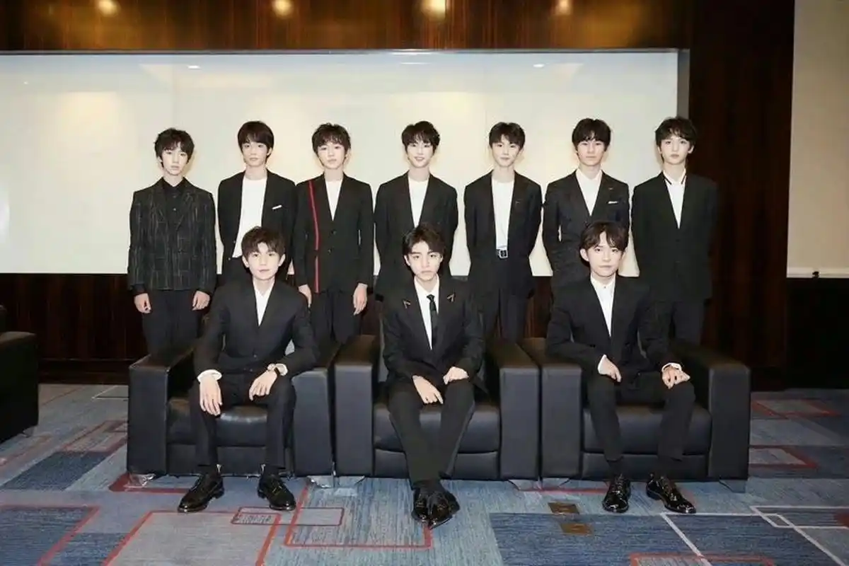 近日峰峻文化官方晒出,时代峰峻四代同框合照,tfboys成员稳坐c位,但