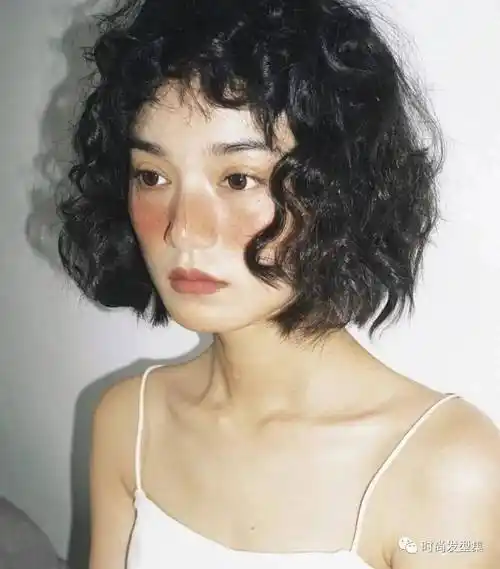 换发型首选这款气质爆棚的短发羊毛卷,发型搭配起来,真的是太美了.