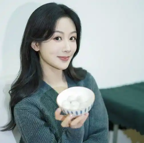 过完年,内娱明星又变样,刘诗诗歪嘴杨紫成熟,图揭颜值变迁史_杨幂