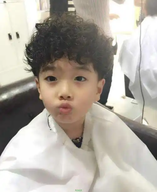 男童烫发发型设计图片 变得不一样的帅气