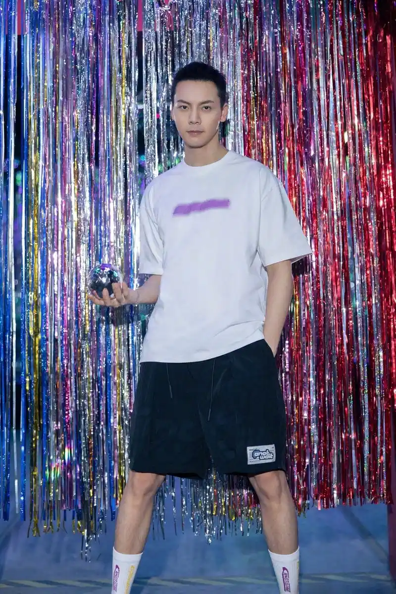 组图:陈伟霆最新写真大片曝光 白t黑裤利落清爽夏日感满满