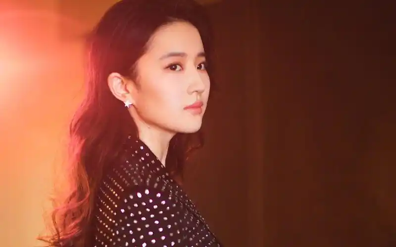 刘亦菲镶钻西装性感帅气写真高清壁纸