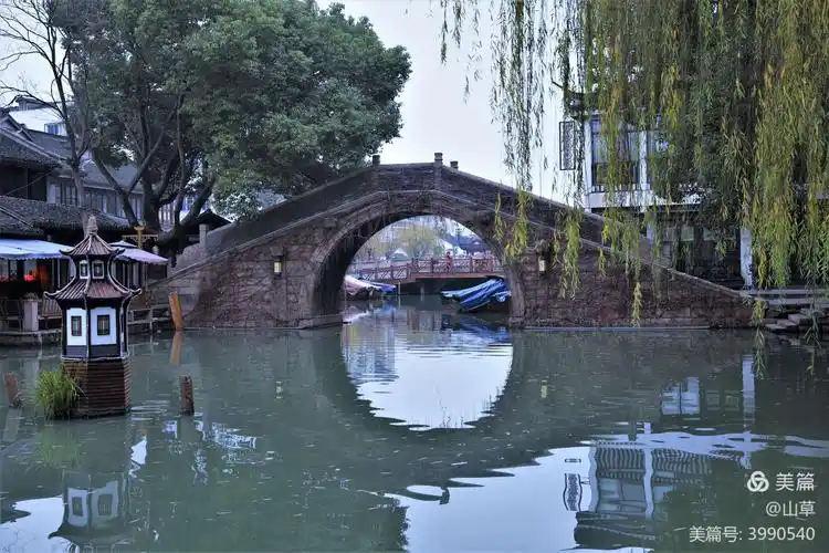 周庄镇依河成街,桥街相连,是江南典型的小桥流水人家.