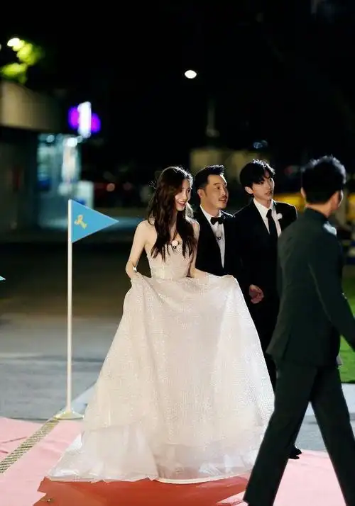 蔡徐坤录跑男时帮baby提裙子尽显绅士范儿时常照顾女生超暖心