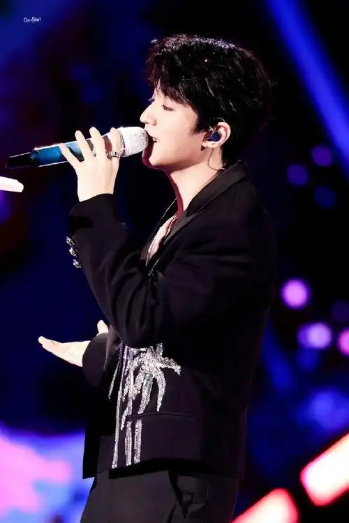 王俊凯超话别亲话筒🎤了,亲我