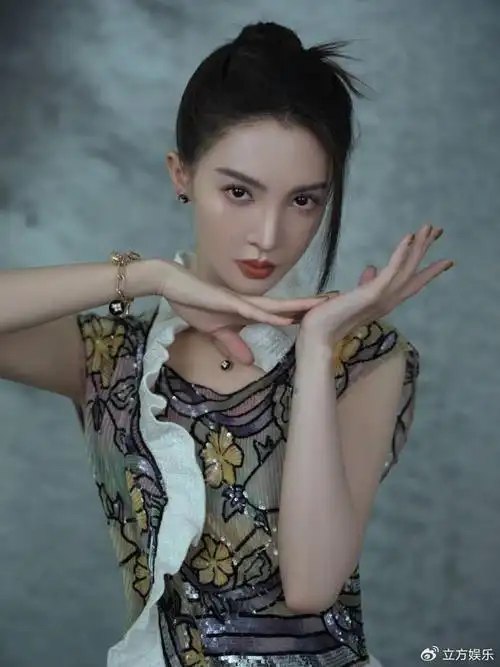 金晨身穿彩绘长裙复古明媚耀动摩登本色瑰灿绮丽