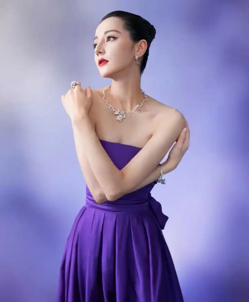 迪丽热巴# 一袭紫色抹胸开叉裙,丰满傲人的事业线,前凸后翘,窈窕旅铑