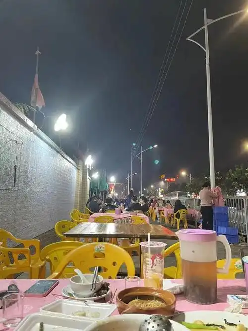 坐在马路边边,尽收