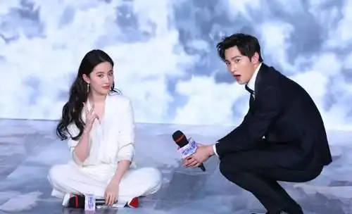 刘亦菲着白西装攻气十足 现身卖萌盘腿坐地 杨洋帅气引尖叫