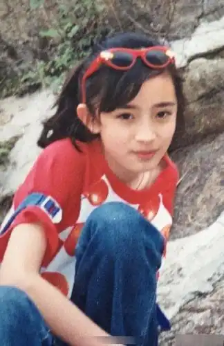 杨幂童年照曝光,比洋娃娃还可爱