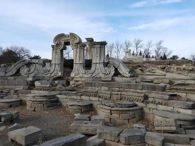 称圆明三园, 是清代大型皇家园林, 它坐落在北京西北郊, 与颐和园毗邻