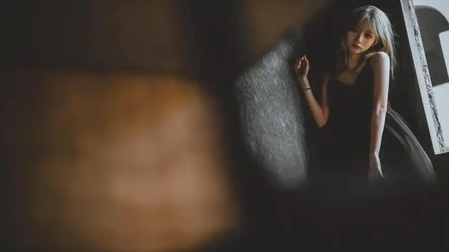 性感美女黑色连衣裙尽显身材曲面诱惑迷人