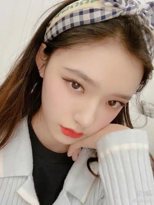 林允晒宅家自拍美照,精心化妆不能被辜负