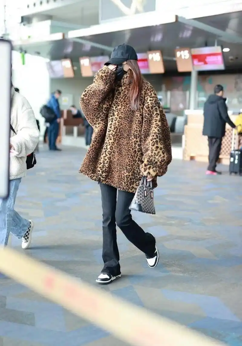 孙怡机场街拍 豹纹毛绒外套 喇叭裤 goyard包袋轻松休闲