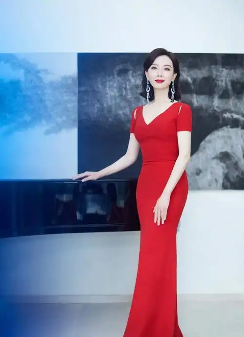 还是像三十岁,这里指的就是随着年龄增长,五官走向变化不大,娱乐圈里