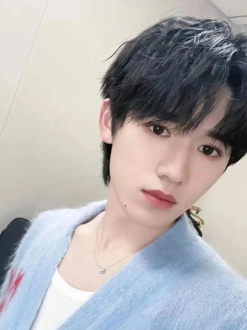 0420-21高会-宋亚轩.#宋亚轩 好多好多图  #高会 - 抖音