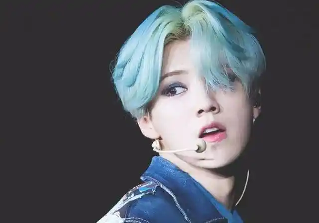 鹿晗的头发五颜六色居然还有绿色