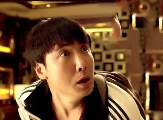 2014年,沈腾在大连拍《夏洛特烦恼》时,有个大爷一直在看热闹,沈腾开