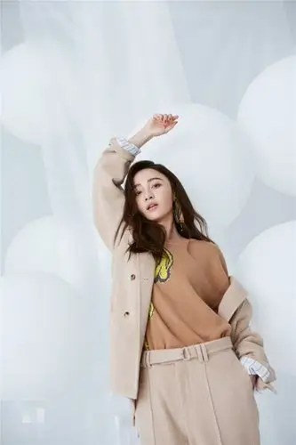 姚笛秋季写真曝光 推崇舒适简单生活方式