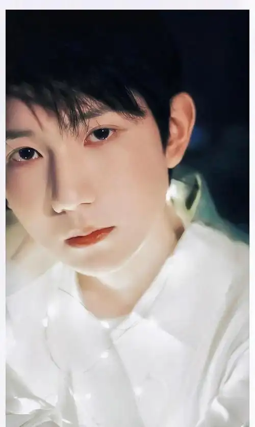 240218 王源舞台魅力四射,甜美形象俘获无数粉丝心