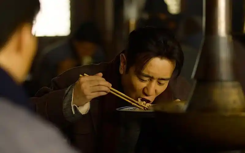 于和伟的吃戏能有多香,吃铜锅涮羊肉很痛快,吃泡面喝面汤真香