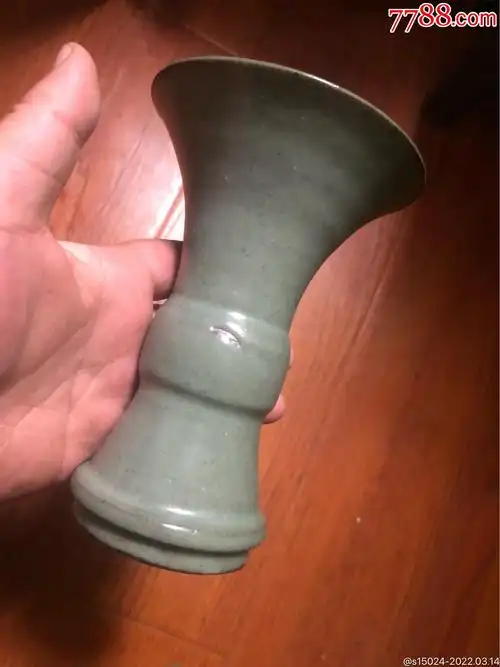 南宋官窑黑胎龙泉花菰