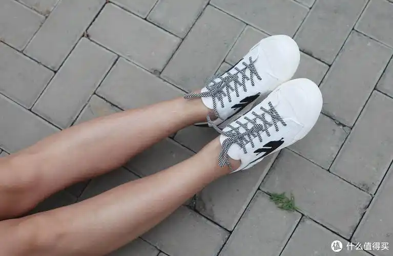 篇二百九十九:视觉增高10厘米,拍照腿长的秘密就在这里,怀旧风小白鞋