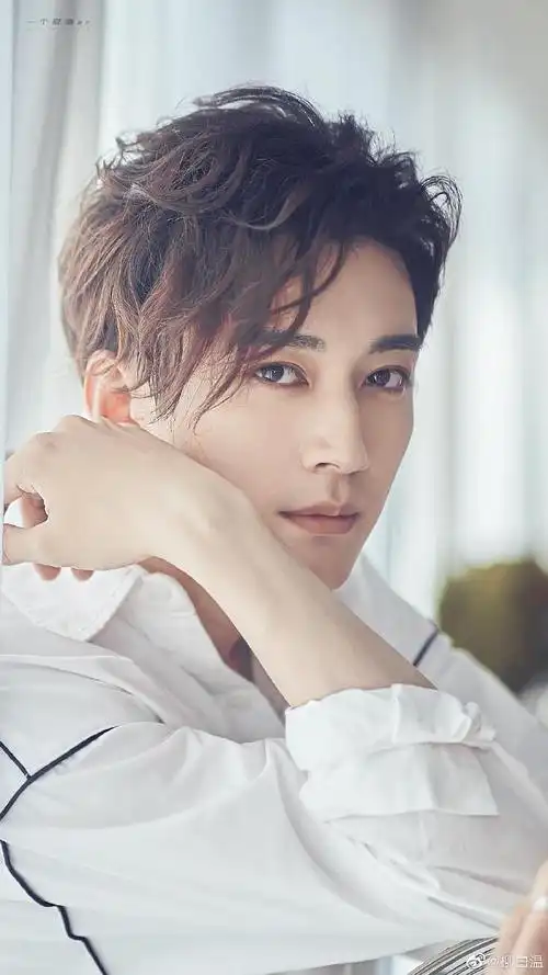 从微薄上扒下来一套刘学义的一组现代照大帅哥果然是古装现代装皆美