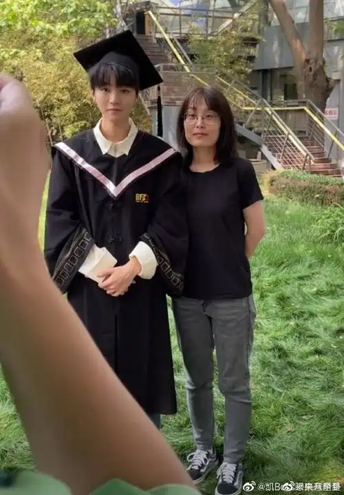 王俊凯拍毕业照