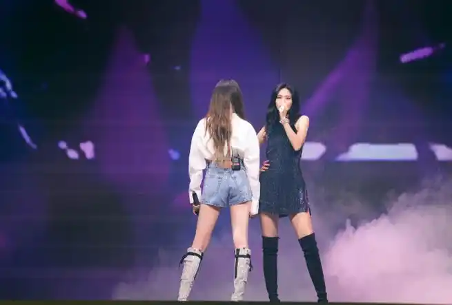 耀启新程 美自成光##孟佳王霏霏合体舞台