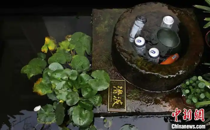 图为"隐泉别院"院内的泉眼,泉水可以用来冰镇西瓜,饮料等. 赵晓 摄