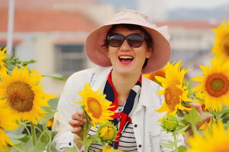 美女徐玲给抢拍的这张大笑的,我们都很喜欢!