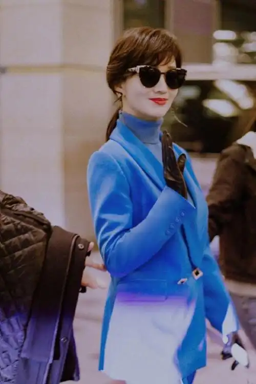 66岁赵雅芝晒私藏美照!酷帅装扮霸气出场,花甲年纪变绝美女强人