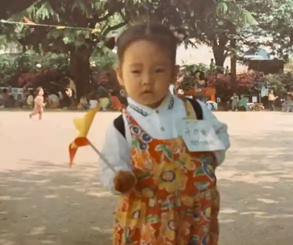 具荷拉去世15天哥哥晒其童年照我们荷拉小时候也很漂亮想你