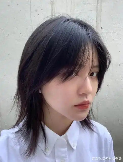 "超短发"尴尬期 除了常见的齐肩发尴尬期,还有一种是 超短发的尴尬期.