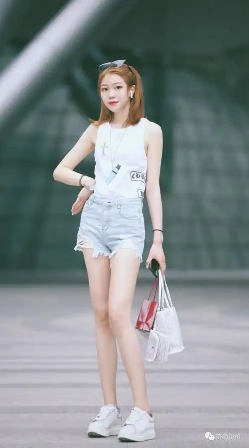 街拍今天的济南天气也潮姑娘也潮