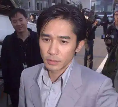 梁朝伟为求低调包头护脸 堪比当年口罩超人