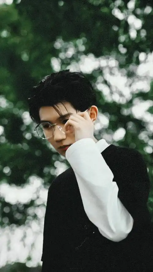 王源广州抢票##王源演唱会抢票最高峰突破260万人#    戴眼镜的栽圆