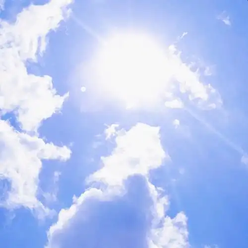 湛蓝天空上像奶油泡芙一样的云朵溢出夏天的味道